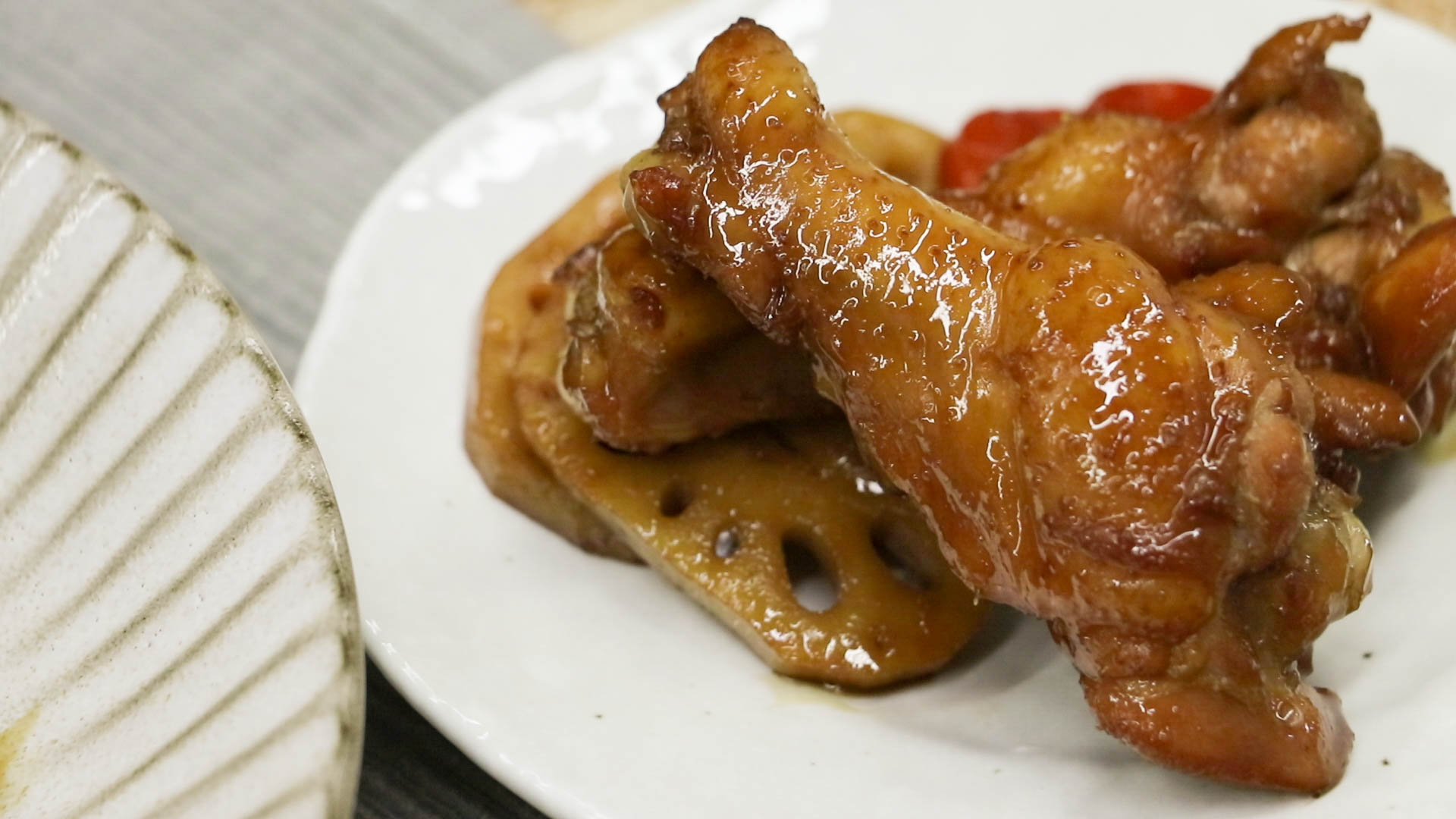 阿波尾鶏の手羽もととれんこんのつや煮 | レシピ動画-日本語